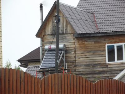 Установка солнечного водонагревателя в коттедже для круглогодичного использования.